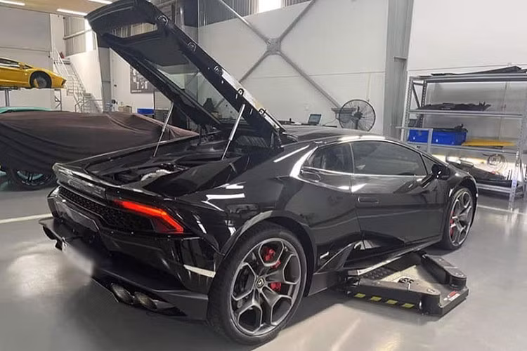 Lamborghini Huracan sở hữu khối động cơ V10 hút khí tự nhiên, dung tích 5.2 lít. Cỗ máy này sản sinh công suất 610 mã lực, 560 Nm mô-men xoắn và kết hợp với hệ dẫn động 4 bánh cùng hộp số ly hợp kép 7 cấp. Khả năng bứt tốc 0-100 km/h của xe khá ấn tượng khi chỉ tốn 3,2 giây trước khi đạt vận tốc tối đa 325 km/h.