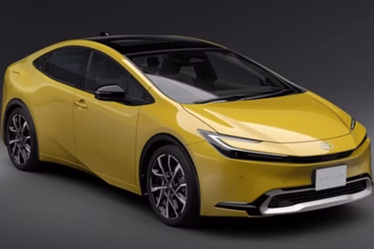 Thế hệ mới của Toyota Prius 2023 tại Nhật Bản sở hữu ngoại hình hiện đại khác hẳn bản cũ, kết hợp với nhiều công nghệ hiện đại, do đó, mẫu xe này được nhiều người dùng săn đón. Ngoại hình của Toyota Prius được thiết kế mới nhưng vẫn mang kiểu dáng liftback đặc trưng.