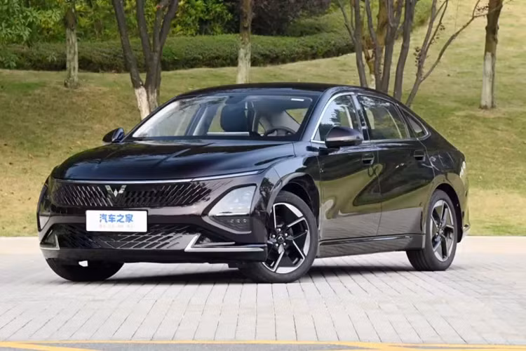 Vào ngày 6/12 vừa qua, Wuling - thương hiệu con của liên doanh SAIC-GM-Wuling đã chính thức cho ra mắt chiếc xe sedan Wuling Starlight plug-in hybrid 2024 mới. Xe mới có tổng cộng 2 mẫu xe được ra mắt, với mức giá dao động từ 88.800 nhân dân tệ đến 105.800 nhân dân tệ (tương đương 288 triệu đồng đến 347 triệu đồng).