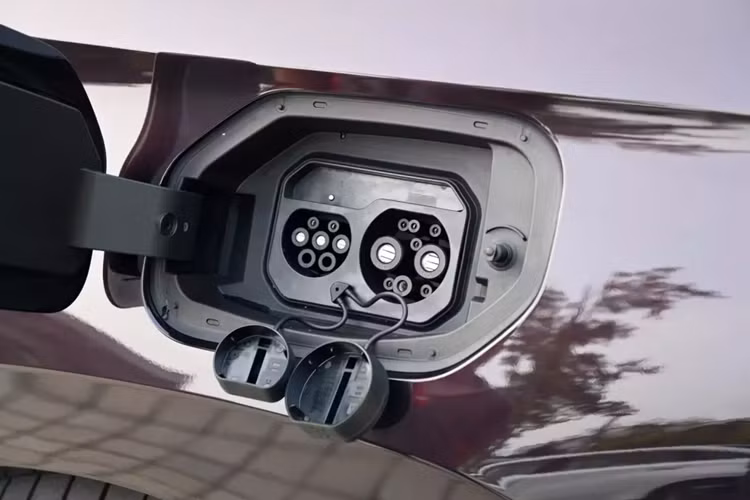 Về hộp số, xe được trang bị DHT điện từ đơn cấp và ly hợp điện từ, so với ly hợp thủy lực truyền thống, trọng lượng giảm 5% và tổn thất năng lượng nhỏ hơn. Về pin, Wuling Starlight 2024 giá rẻ được trang bị pin Wuling Shenlian, công suất lần lượt là 9,5kWh và 20,5kWh, phạm vi di chuyển thuần điện CTLC lần lượt là 70 và 150km.