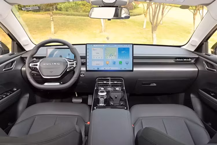 Về hình thức bên ngoài, mẫu xe sedan Wuling Starlight 2024 áp dụng khái niệm thiết kế thẩm mỹ cánh sao, với phong cách tổng thể tiên phong và thời trang cùng logo Wuling màu bạc. Trong số đó, phiên bản plug-in hybrid sử dụng lưới tản nhiệt phía trước dạng cánh với đèn chạy ban ngày hình ngôi sao.