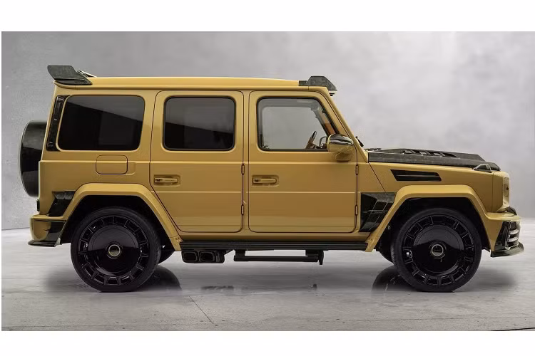 Đúng như tên gọi, Mansory P900 G63 đã hiệu chỉnh sức mạnh của chiến binh này lên mức đáng kể. Trong khi G63 nguyên bản động cơ V8 cho công suất 577 mã lực thì P900 đạt mức 900 mã lực và mô-men xoắn 1.200 Nm.