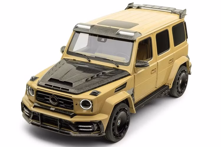 Bộ bodykit làm từ sợi carbon đã giúp chiếc SUV Mercedes-Benz G-wagen P900 G63 vẻ ngoài dữ dằn hơn. Nắp capo với khe hút gió bằng sợi carbon thay thế cho mui xe tiêu chuẩn, trong khi sợi carbon đúc thay thế các chi tiết trang trí bên ngoài. Ốp bánh dự phòng được Mansory thay thế bằng sợi carbon.