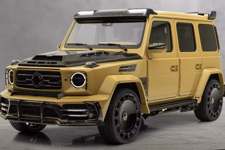 Mansory đã tiết lộ phiên bản P900 G63 sở hữu sức mạnh 900 mã lực, P900 chính là bản độ của Mercedes-AMG G63 từ Mansory cùng tùy chọn màu sơn bóng Desert Sand độc đáo và nhiều chi tiết được làm từ sợi carbon.