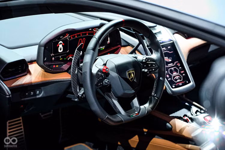 Bên trong xe, tân binh nhà Lamborghini có những trang bị đáng chú ý như bảng đồng hồ kỹ thuật số 12,3 inch, màn hình cảm ứng trung tâm 8,4 inch nằm dọc và màn hình kỹ thuật số 9,1 inch nằm trên mặt táp-lô, đối diện với ghế phụ lái.