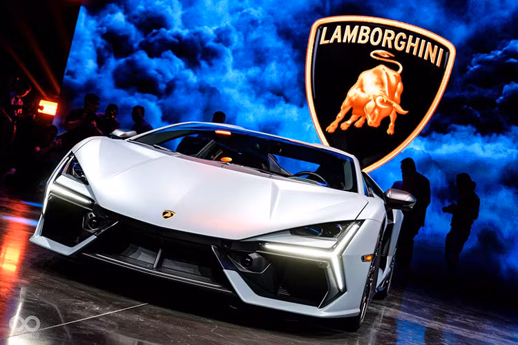 Lamborghini Revuelto LB744 2023 mới là siêu xe đã lần đầu tiên trình làng vào cuối tháng 3 năm nay. Sau 4 tháng, ông Stephan Winkelmann, CEO của hãng Lamborghini, công bố mẫu siêu xe này đã "cháy hàng" đến tận năm 2026. Cũng theo ông Winkelmann, có nhiều khách hàng đặt mua Lamborghini Revuelto vào đợt đầu là những người hiện đang sở hữu siêu xe Aventador.