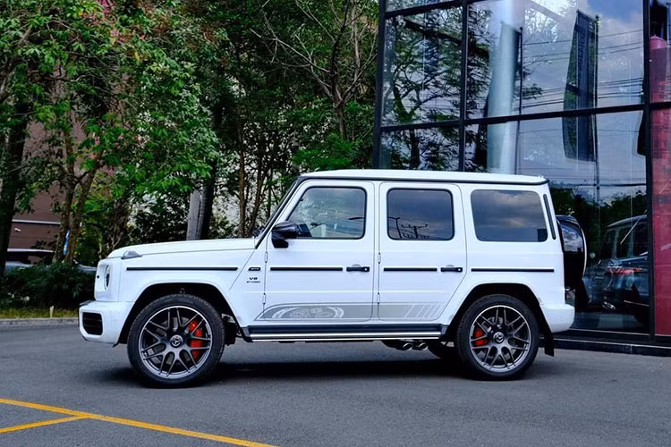 Theo thông tin từ một số đại lý, Mercedes-AMG G63 Edition 55 chính hãng đã sẵn sàng giao xe cho khách Việt trong tháng 2/2023. Mức giá xe Mercedes-AMG G63 Edition 55 2023 tại Việt Nam sẽ từ 12,6 tỷ đồng, đắt hơn bản tiêu chuẩn là 1,66 tỷ đồng và G63 V1 đến 860 triệu đồng.
