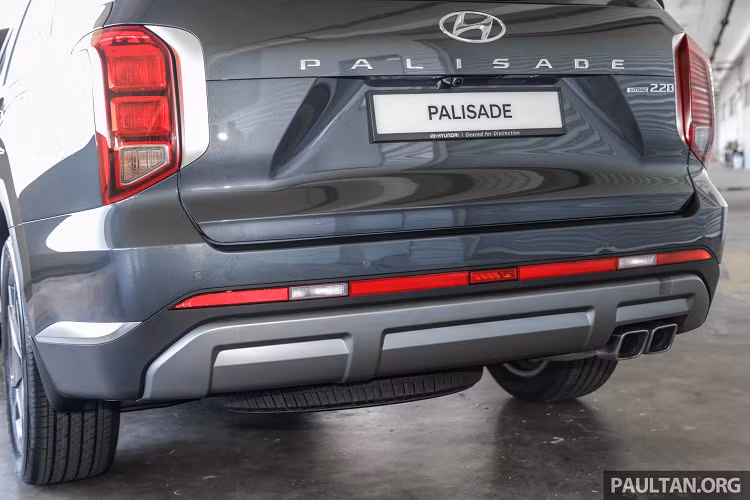 Bên trong, Hyundai Palisade 2023 có 3 tùy chọn trang trí, bao gồm da tổng hợp màu đen kết hợp vải; da Nappa màu đỏ tía kết hợp vải; hoặc da Nappa màu xám kết hợp ốp gỗ nhiều lớp. Đi kèm là 6 tùy chọn màu ngoại thất gồm: Trắng ngọc, Xám ánh kim, Bạc ánh kim, Xanh ngọc, Đen và Nâu. Hyundai Malaysia cho phép khách hàng kết hợp bất kỳ loại trang trí nội thất nào với màu ngoại thất, đem đến 18 tùy chọn màu sắc khác nhau. 