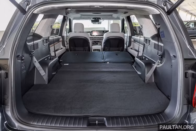 Hàng ghế trước Hyundai Palisade 2023 trang bị sưởi và thông gió với khả năng điều chỉnh 12 hướng (bao gồm điều chỉnh kéo dài đệm và thắt lưng) và bộ nhớ dành cho ghế lái, trong khi ghế hành khách phía trước chỉnh điện 8 hướng. Hàng ghế thứ hai của Hyundai Palisade 2023 tiếp tục trang bị sưởi và thông gió cho phiên bản 7 chỗ, trong khi phiên bản 8 chỗ chỉ trang bị sưởi. 