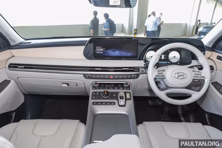 Hyundai Palisade 2023 tại Malaysia sẽ trang bị tiêu chuẩn Drive Mode đi kèm bốn chế độ lái – Comfort, Eco, Sport và Smart điều chỉnh bằng núm xoay. Trong khi 2 phiên bản máy dầu dẫn động HTRAC sẽ có thêm hệ thống hỗ trợ di chuyển địa hình với các chế độ bổ sung Snow, Mud, Sand.
