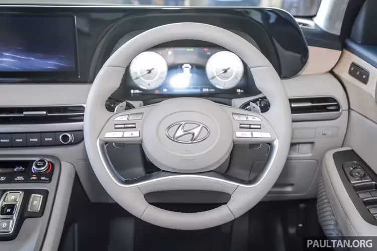 Màn hình thông tin giải trí trung tâm của Hyundai Palisade 2023 cũng được nâng cấp lên 12,3 inch, cho phép chia đôi màn hình để hiển thị 2 tính năng cùng lúc. Ngoài ra, màn hình giải trí mới hỗ trợ kết nối Bluetooth 2 thiết bị, và cho phép phát cả 2 nguồn âm thanh cùng lúc. 