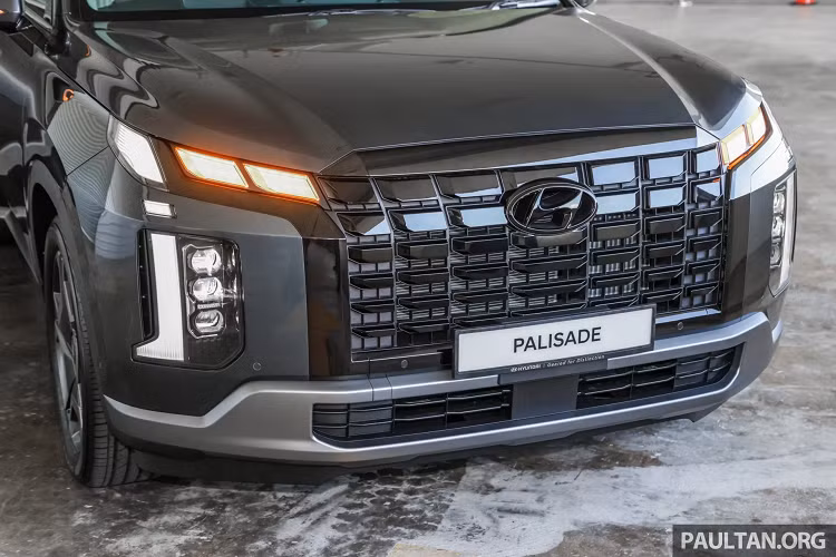 Hàng ghế thứ ba trên Hyundai Palisade 2023 thuận tiện ra vào khi trang bị gập ghế 1 chạm cho hàng ghế thứ 2. Hàng ghế thứ ba cũng có thể gập phẳng từ phía sau khoang hành lý với chỉ một nút ấn. Khoang hành lý tiêu chuẩn có dung tích 509 lít và có thể mở rộng lên 1.279 lít khi gập hai hàng ghế sau. 