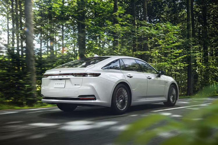 Tại thị trường Nhật Bản, giá xe Toyota Crown Sedan 2024 cho 2 phiên bản là 2.5L HEV Z và FCEV Z khởi điểm lần lượt 7,3 triệu Yên (khoảng 1,189 tỷ đồng) và 8,3 triệu Yên (1,35 tỷ đồng). So với 2 biến thể khác của dòng Crown thế hệ mới là Crown Crossover (sedan nâng gầm) và Crown Sport (hatchback), mẫu sedan này đắt hơn đáng kể.