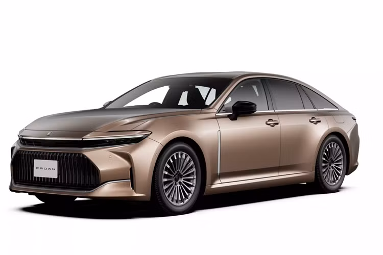 Trong năm nay, hãng Toyota dự định chỉ dưới 10 chiếc Crown Sedan cho khách hàng. Đồng thời, hãng sẽ ưu tiên những khách hàng đã từng mua mẫu sedan hạng sang này trong quá khứ. Trong năm 2024, hãng Toyota sẽ tiếp tục tung nốt bản còn lại của dòng Crown thế hệ mới là biến thể Crown Estate (wagon) ra thị trường.