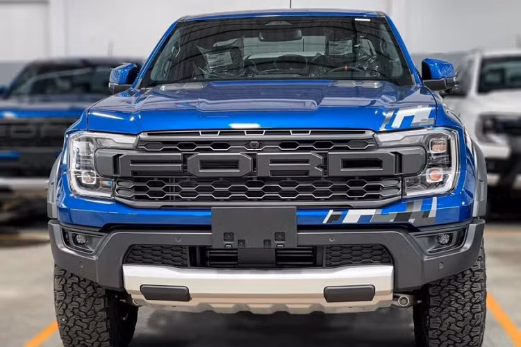Về ngoại hình, mẫu xe bán tải Ford Ranger Raptor có thiết kế hầm hố và cơ bắp hơn so với Ranger bản thường. Mặt ca-lăng gây ấn tượng với lưới tản nhiệt cỡ lớn với logo "Ford" nằm giữa, cụm đèn định vị hai bên tạo hình chữ "C" và tích hợp công nghệ LED ma trận. 