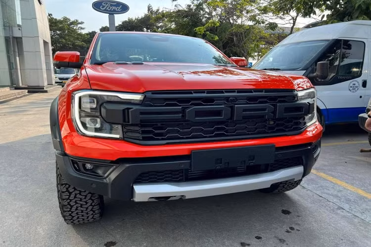 Trong đó, màu Cam là màu đặc trưng hoàn toàn mới của dòng xe này. Trong trường hợp khách hàng muốn mua Ford Ranger Raptor 2023 với đúng mức giá bán lẻ đề xuất nêu trên thì phải chờ tới 2 tháng mới được bàn giao xe. Ford Ranger Raptor 2023 vẫn tiếp tục được nhập khẩu nguyên chiếc từ Thái Lan về Việt Nam