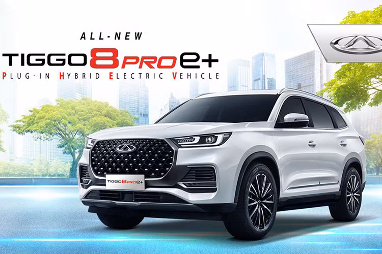Ngoài ra, xe còn có hệ thống cảnh báo phương tiện cắt ngang khi lùi, cảnh báo lệch làn đường, hỗ trợ giữ làn đường và cảnh báo tiền va chạm. Nếu bán ở Việt Nam, Chery Tiggo 8 Pro e+ sẽ cạnh tranh trực tiếp với Kia Sorento Plug-in Hybrid hiện có giá 1,494 - 1,604 tỷ đồng.