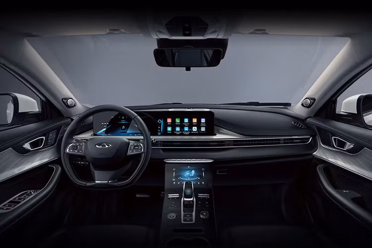 Xe có màn hình cảm ứng trung tâm cùng có kích thước 12,3 inch, hỗ trợ Apple Carplay/Android Auto, điều hòa tự động chỉnh cảm ứng, cửa gió dành cho hàng ghế sau, cửa sổ chỉnh điện ở mọi vị trí, sạc điện thoại không dây, gương chiếu hậu 2 chế độ ngày/đêm, cửa sổ trời, đèn viền LED trang trí nội thất, hệ thống âm thanh SONY 10 loa cũng như màn hình hiển thị thông tin kính lái W-HUD.