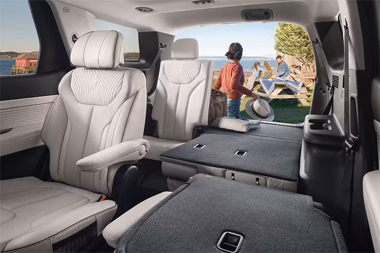 Xe sẽ được trang bị cửa cốp chỉnh điện thông minh và vành la-zăng 20 inch kết hợp lốp Michelin. Khu vực nội thất có bảng đồng hồ kỹ thuật số 12,3 inch, hàng ghế trước chỉnh điện, sạc điện thoại không dây,...