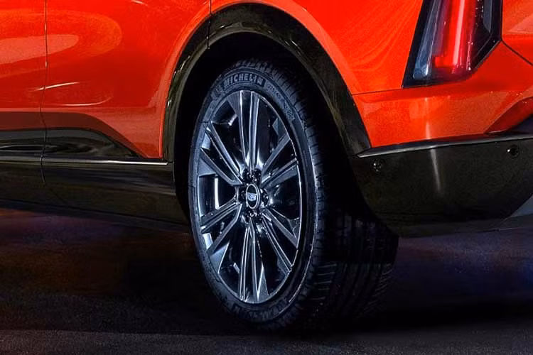 Optiq điện của Cadillac sở hữu ngoạ thất phong cách 2 tông màu, khi màu sơn chính của thân xe tương phản với các thành phần màu đen ở cả bên dưới cũng như bên trên.