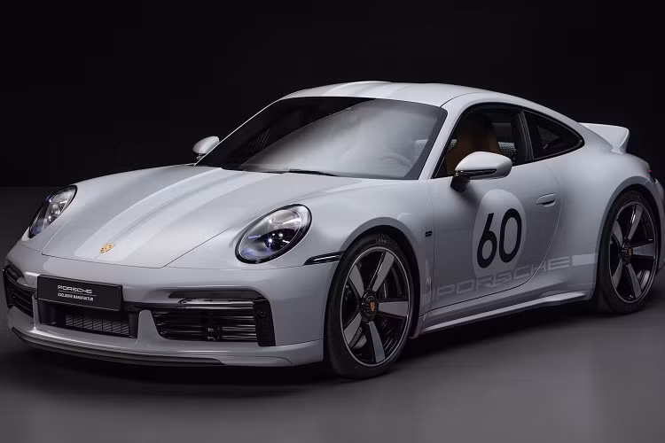 Porsche 911 Sport Classic 2023 sở hữu khối động cơ 6 xy-lanh, dung tích 3.8 lít, tăng áp kép sản sinh công suất tối đa 542 mã lực và mô-men xoắn cực đại 600 Nm.