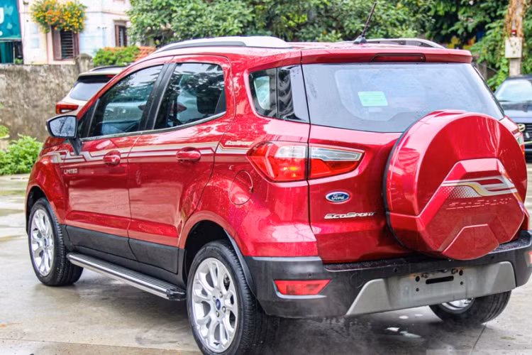 Với đời xe 2014 kiểu dáng cũ, giá bán thậm chí chỉ còn hơn 310 triệu đồng, ngang tầm các mẫu xe hạng A hiện nay là Kia Morning, Hyundai i10. Người dùng đang từ các mẫu xe gầm thấp muốn nâng đời lên gầm cao mà tài chính chỉ dưới 500 triệu có thể cân nhắc thêm EcoSport 2019.