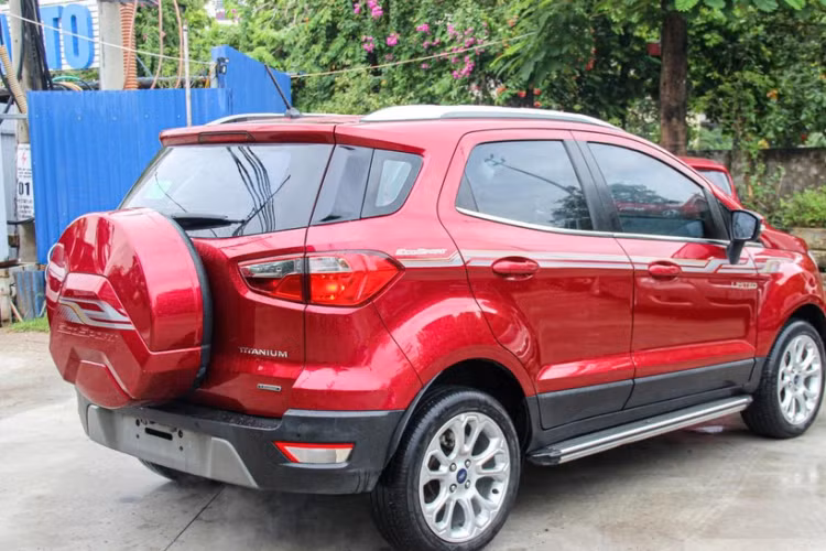 Ford EcoSport có phiên bản nâng cấp giữa vòng đời vào năm 2018. Những nhược điểm ở mẫu cũ đã được Ford cải thiện đáng kể và nhận được sự hưởng ứng của đông đảo người dùng.
