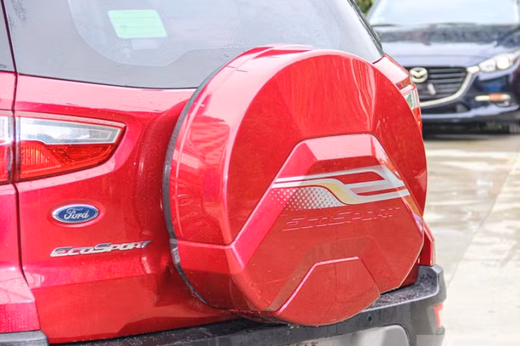 Tuy nhiên, đầu xe chưa thật sự nổi bật, khoang lái đậm tính thực dụng do chia sẻ với các mẫu xe gầm thấp cùng nhà là Fiesta, Focus. Cột A quá to khiến tầm nhìn bị hạn chế cũng là một điểm trừ trên mẫu xe này. Đó là chưa kể đến động cơ khá yếu ớt khi cần căng ga trong những pha vượt xe hoặc băng đèo.