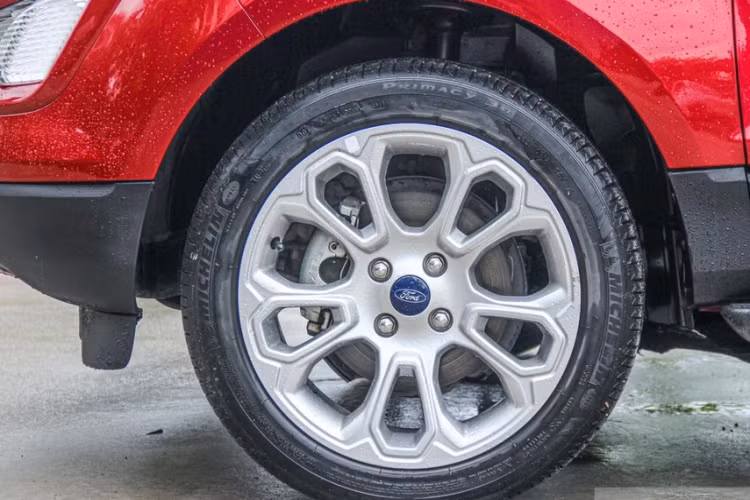 Xe có hai tuỳ chọn động cơ là 1.0 lít tăng áp và 1.5 lít thông thường. Phiên bản có trong bài viết là 1.0 lít tăng áp cho công suất 125 mã lực, mô-men xoắn 170 Nm đi kèm với hộp số tự động 6 cấp mới.