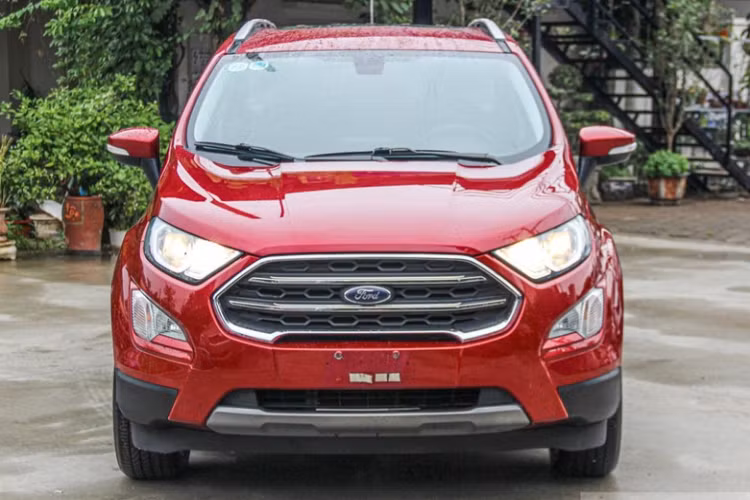 Cùng với bán tải Ranger, xe SUV Everest đã trở thành 3 mũi nhọn chính của Ford vào thời điểm đó. Kiểu dáng nhỏ gọn nhưng cao ráo, không gian rộng rãi, lốp dự phòng treo sau đậm chất SUV là những ưu điểm của EcoSport.