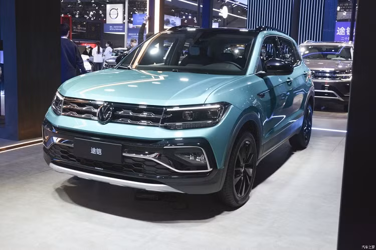 Mức giá bán Volkswagen T-Cross 2023 từ 149.900 - 161.900 Nhân dân tệ (khoảng 487 - 529 triệu đồng). Như vậy, xe tại Trung Quốc rẻ hơn một nửa so với Volkswagen T-Cross ở Việt Nam. Tại Việt Nam, mẫu SUV cỡ B này cũng có 2 phiên bản và giá bán từ 1,099 - 1,299 tỷ đồng.