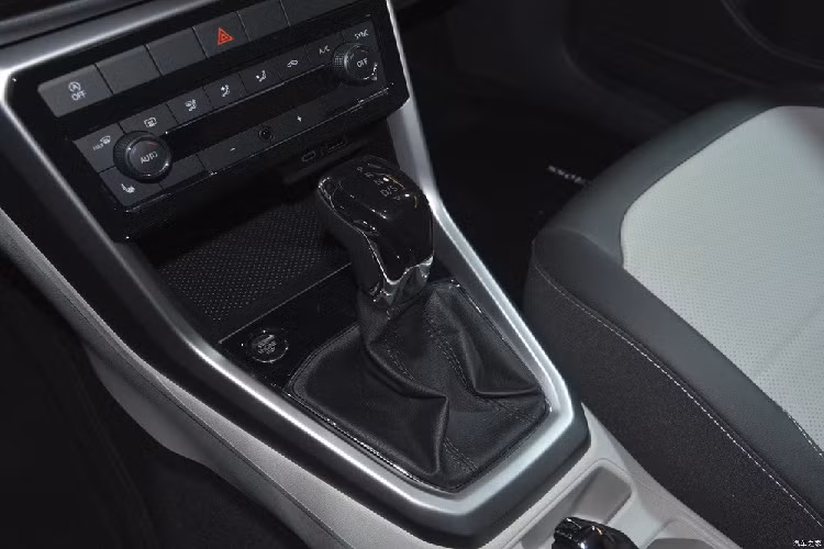 Ngoài giá bán rẻ hơn, Volkswagen T-Cross 2023 mới tại Trung Quốc còn dùng động cơ mạnh hơn xe ở Việt Nam. Cụ thể, mẫu xe này được trang bị động cơ xăng 1.5T EVO II với 4 xi-lanh, tăng áp, dung tích 1.5L, sản sinh công suất tối đa 160 mã lực và mô-men xoắn cực đại 250 Nm. Động cơ này đồng hành với hộp số tự động ly hợp kép 7 cấp và chỉ tiêu thụ lượng xăng trung bình 5,66 lít/100 km.