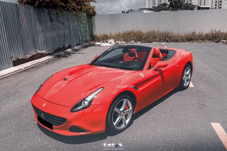 Theo tìm hiểu, chiếc Ferrari California T mới về Việt Nam cách đây không lâu. Xe về nước theo diện nhập khẩu tư nhân và hiện thuộc sở hữu của một đại gia ngoài Hà Nội. Như vậy, cả dải đất hình chữ S hiện chỉ có đúng 3 chiếc Ferrari California T, bao gồm cả chiếc xe trong bài.