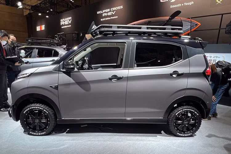 Điểm nhấn còn lại của Mitsubishi eK Cross EV Smooth x Tough nằm ở màu sơn ngoại thất. Theo đó, phần thân xe được sơn màu xám nhám trong khi nóc lại sơn màu đen bóng. Khác với ngoại thất, thiết kế nội thất của chiếc Mitsubishi eK Cross EV Smooth x Tough không thay đổi so với xe nguyên bản.