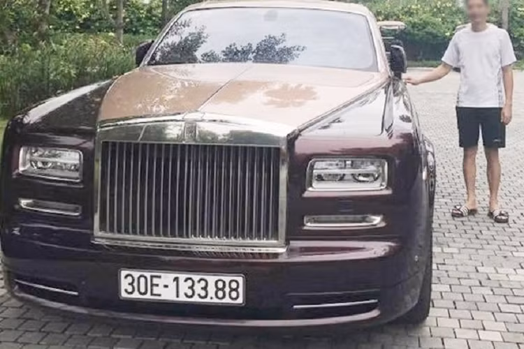 Trong khi ngân hàng BIDV chi nhánh Quy Nhơn vẫn chưa có quyết định nào sau buổi đấu giá bất thành của xe Rolls-Royce Ghost mạ vàng trong lần đấu giá thứ 6, thì buổi đấu giá Rolls-Royce Phantom Sacred Fire lần thứ 6 vào ngày 10/3/2023 vừa qua đã có kết quả.