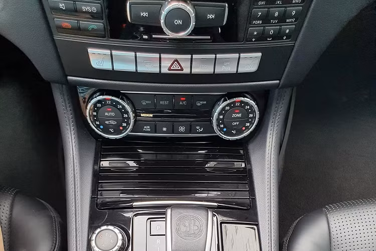 Hệ thống điều khiển truyền thông đa phương tiện COMMAND có kết nối Bluetooth, chức năng Linguatronic điều khiển bằng giọng nói trên vô-lăng và tích hợp cổng kết nối truyền thông đa phương tiện AUX, USB, Iphone, Ipod.