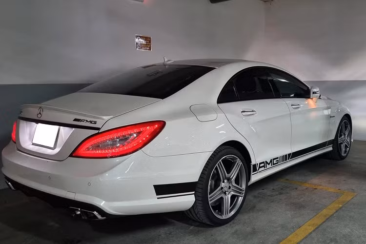Từ tháng 4 năm 2013, dòng Mercedes-Benz CLS 63 AMG đã được cập nhật để hiện có công suất 550 mã lực và 720 Nm Gói hiệu suất cũng được thay thế bằng mẫu CLS 63 AMG S mới, có các cải tiến về hiệu suất và hiệu quả hơn nữa, hệ dẫn động 4 bánh toàn thời gian 4MATIC theo tiêu chuẩn và khóa vi sai cầu sau. Nó cũng có sẵn dưới dạng biến thể Shooting Brake và ra mắt vào tháng 6/2013