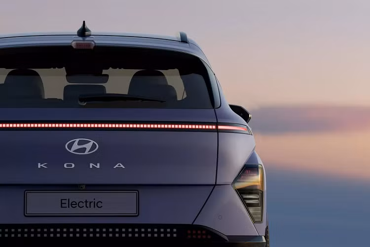 Thông số cụ thể về khả năng vận hành và giá xe Hyundai Kona Electric 2024 sẽ được hãng xe Hàn Quốc tiết lộ tại triển lãm Seoul Mobility Show 2023 khai mạc vào 30/3 tới đây. Nhiều tín đồ xe điện cũng kỳ vọng sau khi ra mắt tại quê nhà, Kona Electric 2024 sẽ về Việt Nam như Ioniq 5?