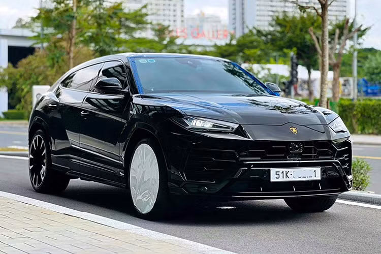 Vì thế, nhiều người chơi xe trong nước đang rất tò mò về giá bán siêu SUV Lamborghini Urus tại Việt Nam đã qua sử dụng, trong số này, có 1 chiếc xe Lamborghini Urus màu đen, mới chạy được hơn 1.000 km, với số đồng hồ công tơ mét này, xe gần như trong tình trạng mới tinh.