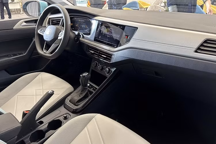 Trong khi đó, Volkswagen Virtus ở Việt Nam dùng động cơ xăng 3 xi-lanh, tăng áp, dung tích 1.0L, tạo ra công suất tối đa 115 mã lực và mô-men xoắn cực đại 178 Nm. Động cơ này cũng kết hợp với hộp số tự động 6 cấp và hệ dẫn động cầu trước.