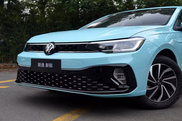 Tương tự kích thước, thiết kế tổng thể của Volkswagen Lavida XR cũng khá giống với Virtus tại Việt Nam. Tuy nhiên, một số chi tiết ngoại thất như đèn pha, dải đèn LED định vị ban ngày, lưới tản nhiệt, hốc gió trung tâm trên cản trước, vành la-zăng, nẹp mạ crôm ở cản sau và đèn phản quang của mẫu xe này đã thay đổi so với Volkswagen Virtus.