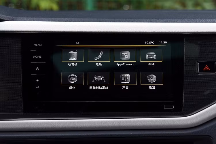 Hàng ghế sau của Volkswagen Lavida XR không có cửa gió điều hòa. Phía sau ghế là khoang hành lý có thể tích 498 lít, giảm 23 lít so với Volkswagen Virtus. Không chỉ thiết kế và trang bị, Volkswagen Lavida XR còn dùng động cơ riêng, không giống Virtus.