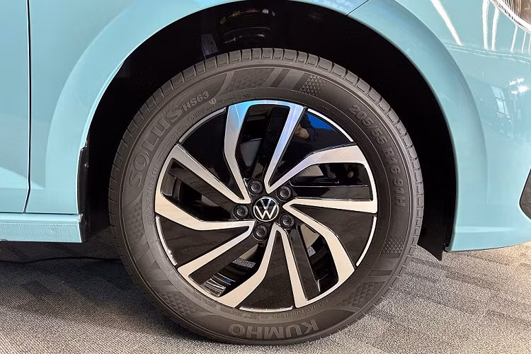 Tương tự ngoại thất, nội thất của Volkswagen Lavida XR tại Trung Quốc cũng gần như được bê nguyên từ Virtus sang. Bên trong mẫu xe này xuất hiện ghế bọc da, vô lăng 3 chấu, tích hợp phím chức năng, bảng đồng hồ kỹ thuật số 8 inch, phanh tay chỉnh cơ và cửa sổ trời. Tuy nhiên, xe ở Trung Quốc chỉ dùng màn hình cảm ứng 8 inch thay vì 10 inch như Volkswagen Virtus tại Việt Nam.