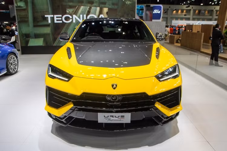 Cản va trước và hốc gió hoàn toàn mới, bên hông xe có la-zăng mới kích thước 22-23 inch, logo Performante trên nẹp sườn, trước bánh xe sau. Đằng sau siêu xe gầm cao Lamborghini Urus Performante có cản va sau và khuếch tán gió mới, cánh gió mui carbon và ống xả thể thao của Akrapovic.