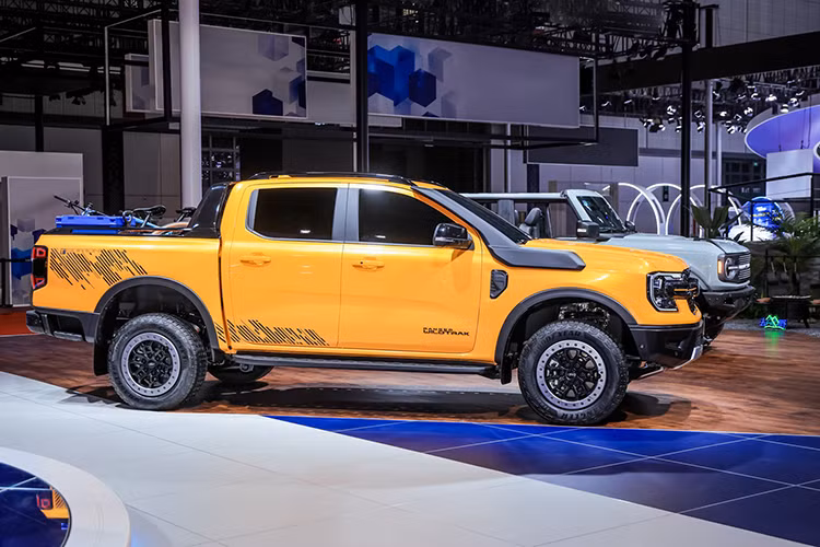 Về ngoại hình, mặt trước của Ford Ranger thế hệ mới được sản xuất dành riêng cho thị trường Trung Quốc vẫn áp dụng thiết kế quen thuộc so với xe đang bán tại Việt Nam bao gồm lưới tản nhiệt phía trước lớn, cụm đèn pha LED to hình chữ C nhưng thanh ngang chia đôi lưới tản nhiệt không chỉ được sơn đen mà có đường chỉ màu cam để tạo tính tương phản tốt hơn.