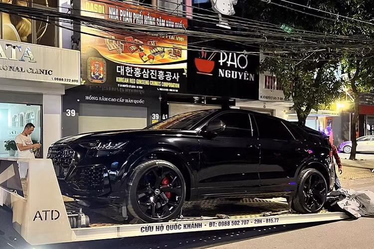 Xe có khoang hành lý lên đến 1.755 lít nếu hàng ghế sau gập xuống, màn hình ở bảng đồng hồ có kích thước lên đến 12,3 inch, rạp hát xe là dàn âm thanh Bang &amp; Olufsen, màn hình hiển thị thông tin trên kính chắn gió hay logo quattro khắc laser 3D trên hộc găng tay. Cuối cùng là logo RS dưới đáy vô lăng, nhắc nhở người lái nên nhẹ chân ga khi đi trong phố vì đây là bản hiệu suất cao. 