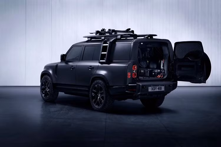 Land Rover cũng trang bị cho mẫu xe mới này giá đỡ trên nóc cùng nhiều điểm chằng buộc ở phía sau để có thể dễ dàng cố định nhiều đồ đạc mang theo cho một chuyến đi Khách hàng có thể tùy chọn da Windsor hoặc vải Resist bền bỉ cho khoang nội thất, tất cả đều có lớp sơn Ebony với đèn trần Morzine Ebony, veneer Robustec và dầm ngang xe được sơn tĩnh điện Satin Black Powder Brushed...