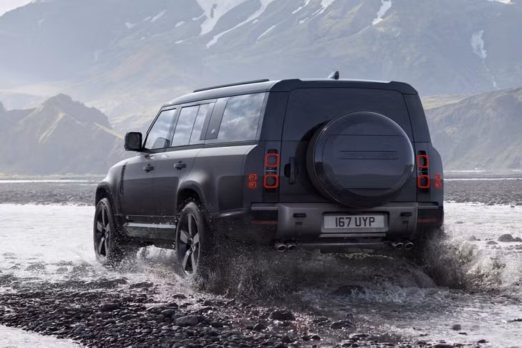 Land Rover Defender 130 V8 đặc biệt sẽ chỉ được cung cấp độc quyền với màu Xám Carpathian hoặc Đen Santorini, đi kèm là hệ thống 4 ống xả, cửa sổ trời toàn cảnh dạng trượt với mui xe màu đen tương phản, đèn pha Matrix LED, đèn hậu tối màu, kính chống nhìn trộm và bánh xe Màu xám đậm Satin 22 inch.