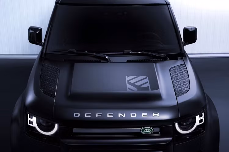 Land Rover Defender 2024 bổ sung động cơ V8 tăng áp 5.0 lít ở biến thể 130, động cơ này tạo ra công suất 493 mã lực và mô-men xoắn 610 Nm cho phép mẫu xe địa hình này tăng tốc từ 0 - 100 km/h chỉ trong 5,7 giây. Đây là một con số khá ấn tượng.