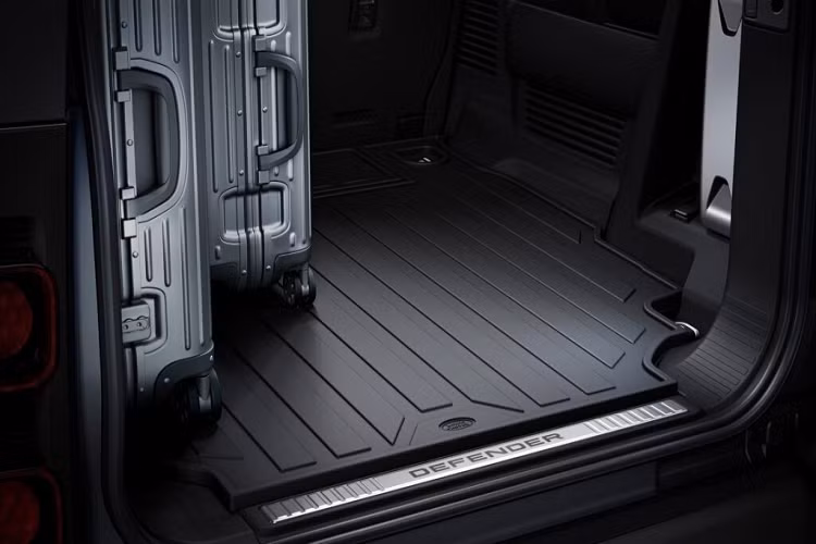 Ở ngoại thất, mẫu xe SUV Land Rover Defender 130 Outbound có các tùy chọn màu gồm Trắng Fuji, Đen Santorini, Xám Carpathian hoặc Xám Eiger. Nhờ việc bổ sung màu sơn đen mờ Atlas cho cản và lưới tản nhiệt cũng như các lỗ thông hơi bên màu xám đen đậm mà chiếc xe nay đã trông ấn tượng hơn nhiều.